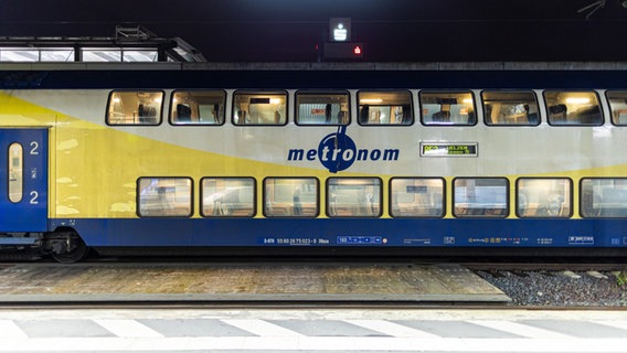 Ein Zug der metronom Eisenbahngesellschaft steht an einem Gleis im Hauptbahnhof Hannover. © picture alliance/dpa | Michael Matthey Foto: Michael Matthey