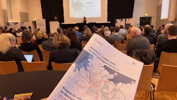 In einem Saal in Lüneburg findet eine Konferenz über die Metropolregion Hamburg statt. © NDR Foto: Marlene Kukral