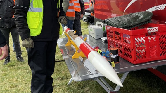 Eine kleine Rakete in einer gelben Halterung. © NDR Foto: Barbara Kreuzer