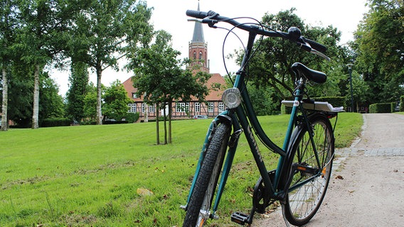 Ein Fahrrad steht vor einer Kirche. © NDR Foto: Ina Kast