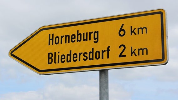 Ein Schild weist auf die Entfernung von Horneburg und Bliedersdorf zum Standort hin. © NDR Foto: Ina Kast