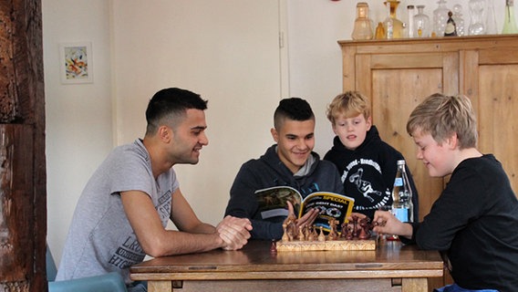 Mehrere Jungen spielen Schach. © NDR Foto: Andreas Rabe
