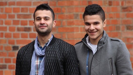 Mohammad und Abdullah Abd aus dem Irak lächeln in die Kamera. © NDR Foto: Andreas Rabe