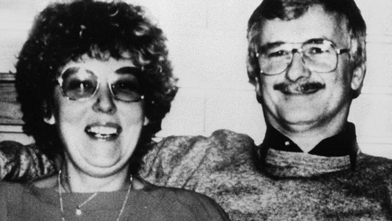 Das Polizeifoto zeigt die 45-jährige Ursula R. und ihren 52-jährigen Ehemann, die in einem Waldgebiet bei Göhrde (Niedersachsen) im Juni 1989 ermordet wurden. © picture alliance 