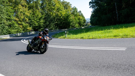 Ein Motorradfahrer fährt in einer Kurve © picture alliance / dpa Foto: Pia Bayer
