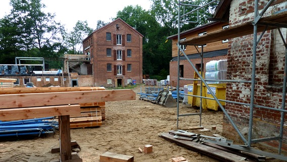 Zwischen mehereren älteren Häusern liegt eine Baustelle. © NDR Foto: Dirk Draewski
