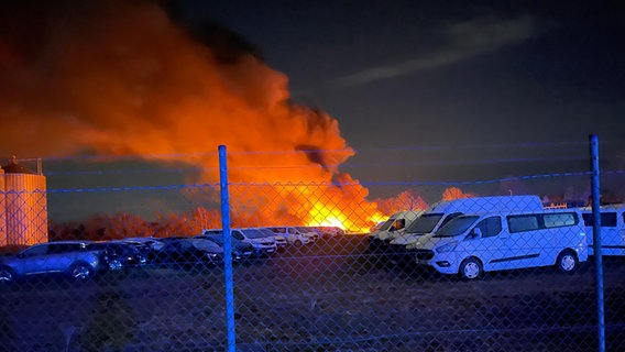 Brand auf dem Gelände eines Auto-Leasing-Anbieters im Landkreis Rotenburg (Wümme). Zahlreiche Autos stehen in Flammen. © Kreisfeuerwehr Rotenburg (Wümme) 