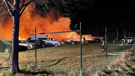 Brand auf dem Gelände eines Auto-Leasing-Anbieters im Landkreis Rotenburg (Wümme). Zahlreiche Autos stehen in Flammen. © Kreisfeuerwehr Rotenburg (Wümme) 