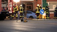 Zahlreiche Rettungskräfte stehen nach einem tödlichen Unfall an einem Haus in Mulsum im Landkreis Stade, in das ein Auto gefahren ist. © Hellwig TV-Elbnews Produktion 