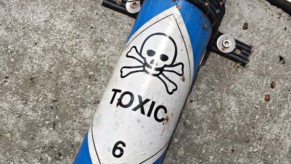 "Toxic" steht unter einem Totenkopfsymbol.  Foto: Björn Ahrend