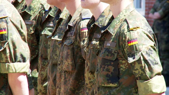 Soldaten stehen auf einem Truppenübungsplatz der Bundeswehr. Soldaten stehen auf einem Truppenübungsplatz der Bundeswehr. © NDR Foto: Andreas Rabe