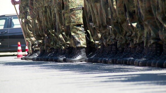 Soldaten stehen auf einem Truppenübungsplatz der Bundeswehr. © NDR Foto: Andreas Rabe