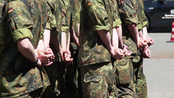 Soldaten stehen auf einem Truppenübungsplatz der Bundeswehr. © NDR Foto: Andreas Rabe