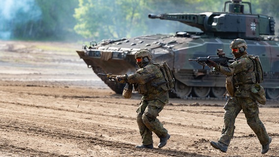 Soldaten der Bundeswehr bei einer Übung in Munster. © Picture Alliance Foto: Philipp Schulze
