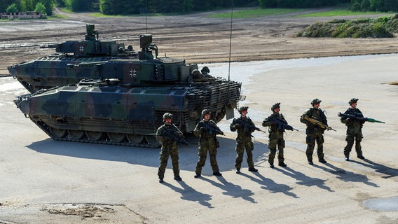 Soldaten stehen vor zwei Panzern in Munster. © Picture Alliance Foto: Philipp Schulze