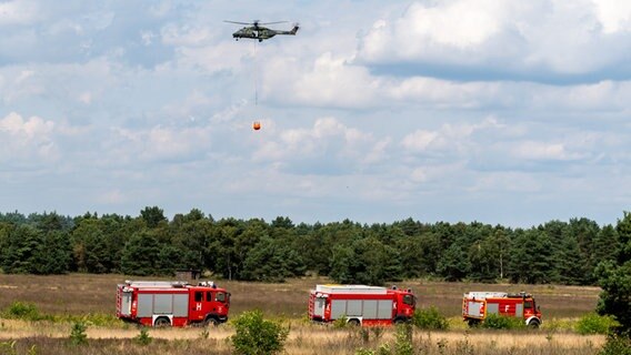 Ein Löschhubschrauber der Bundeswehr bei einer Übung in Munster. © dpa-Bildfunk Foto: Philipp Schulze