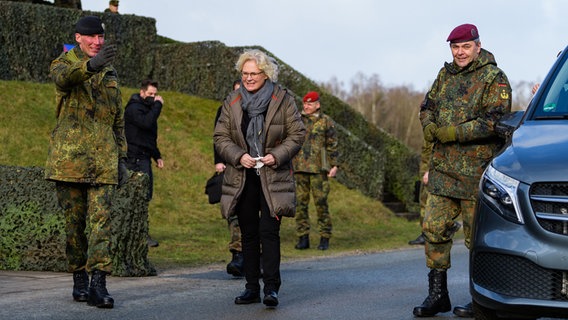 Christine Lambrecht (SPD), Verteidigungsministerin, bei ihrem Besuch in Munster bei der Panzerlehrbrigade 9. © dpa Foto: Philipp Schulze