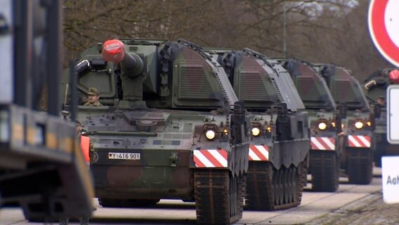 Panzerhaubitzen auf dem Bundeswehrgelände in Munster. © NDR 