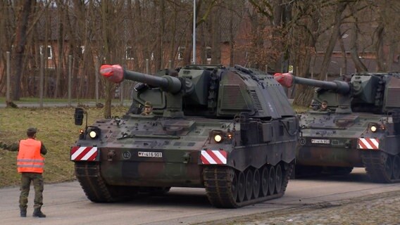 Panzerhaubitzen auf dem Bundeswehrgelände in Munster. © NDR 