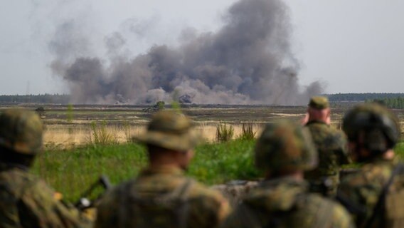 Artilleriegeschosse die zuvor von der Panzerhaubitze 2000 vorschossen wurden, schlagen während der Übung "Wettiner Heide" in Munster ein. © dpa-Bildfunk Foto: Philipp Schulze