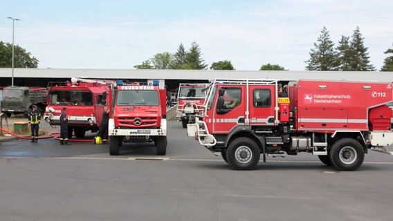 Fahrzeuge des Niedersächsishcen Katastrophenschutzes vom Typ CCFM 3000 sind bei Löscharbeiten im Einsatz. © Kreisfeuerwehr Heidekreis Foto: Daniel Dwenger