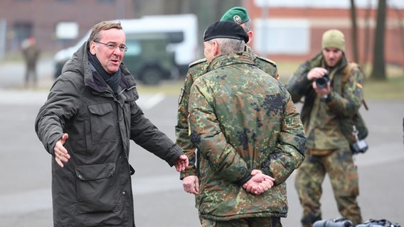 Munster: Boris Pistorius (SPD,l), Bundesminister der Verteidigung, wird von Andreas Marlow (r), Generalleutnant und Kommandeur Special Training-Command (ST-C) und Björn Schulz (verdeckt), Brigadegeneral und Kommandeur Panzertruppenschule, bei seiner Ankunft zu einem Besuch der Panzertruppenschule im niedersächsischen Munster begrüßt. © dpa-Bildfunk Foto: Christian Charisius