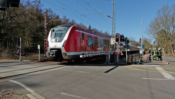 Eine S-Bahn steht nach einem Unfall an einem Bahnübergang. Eine S-Bahn steht nach einem Unfall an einem Bahnübergang. © News5