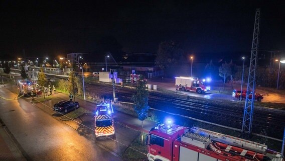 Neu Wulmstorf: Feuerwehrleute und Rettungskräfte sind nach einem Zugunfall im Einsatz. Beim Überqueren von Bahngleisen im Landkreis Harburg sind zwei Menschen von einem Zug erfasst und tödlich verletzt worden. © dpa bildfunk Foto: Sebastian Peters/www.blaulicht-news.de/dpa