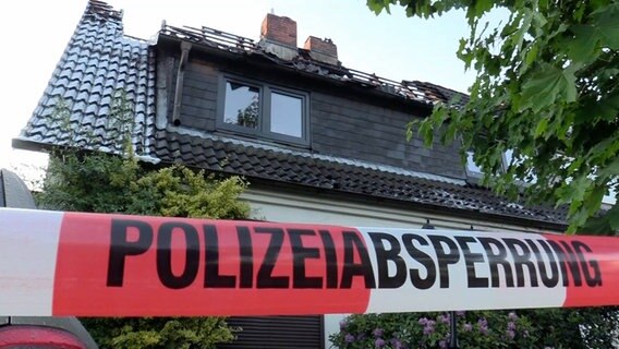 Ein ausgebrannter Dachstuhl in Neu Wulmstorf © TV Elbnews 