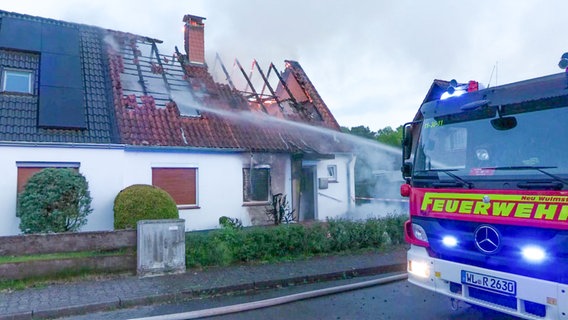 Löscharbeiten der Feuerwehr: Der Dachstuhl eines Wohnhauses in Neu Wulmstorf (Landkreis Harburg) brennt. © News5 