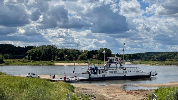 Die Fähre "Tanja" in Neu Darchau (Landkreis Lüchow-Dannenberg) am Ufer der Elbe. © NDR Foto: Jon Mendrala