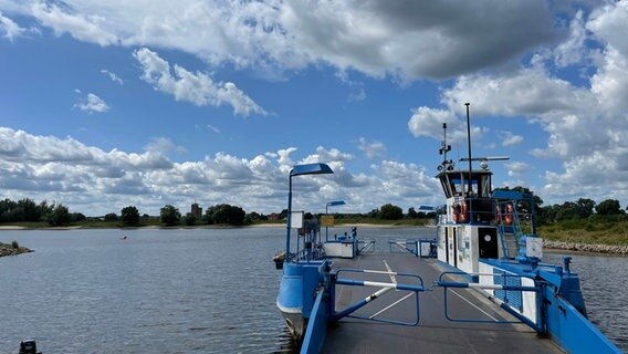 Eine Fähre am Ufer der Elbe. © NDR Foto: Jon Mendrala