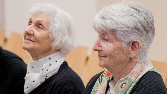 Die Auschwitz-Überlebenden Hedy Bohm (re.) und Eva Pusztai-Fahidi sitzen im Gerichtssaal in Lüneburg. © dpa-Bildfunk Foto: JUlian Stratenschulte