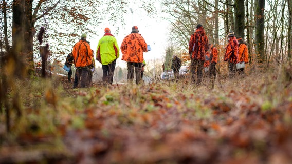 Das Bild zeigt Menschen bei der Schwarzwild-Jagd in Oerrel. © dpa-Bildfunk Foto: Philipp Schulze
