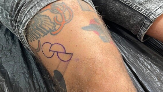 Eine Tattoo-Vorlage für ein Symbol, das den Träger als Organspender kennzeichnet. © NDR Foto: Jon Mendrala