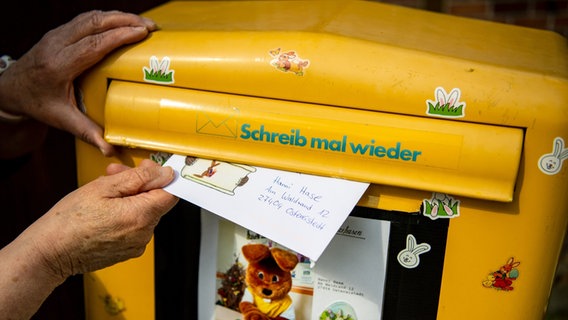 Ein Brief an den Osterhasen wird in einen Postkasten geworfen. © dpa-Bildfunk Foto: Sina Schuldt/dpa