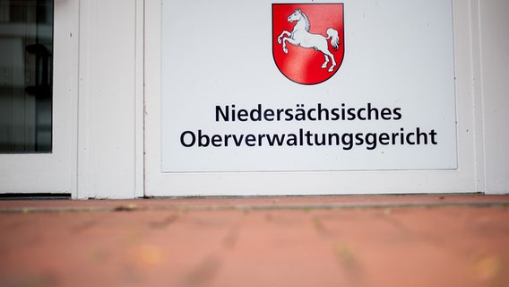 Ein Schild an einer Tür weist auf des Niedersächsische Oberverwaltungsgericht hin. © picture alliance Foto: Philipp Schulze