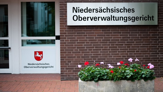 Ein Schild an einer Tür weist auf des Niedersächsische Oberverwaltungsgericht hin. © picture alliance Foto: Philipp Schulze