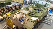 Schützenpanzer vom Typ Puma werden in einer Fertigungshalle von Rheinmetall gefertigt. © picture alliance/dpa | Philipp Schulze Foto: Philipp Schulze
