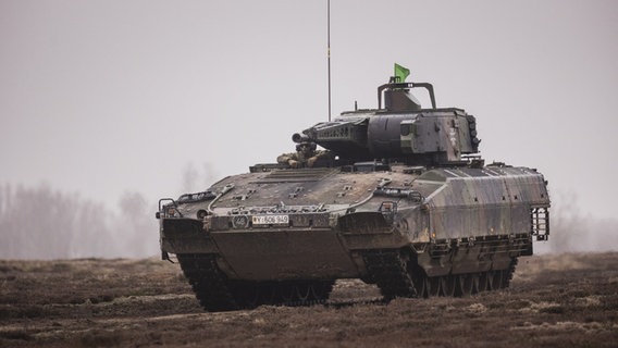 Schützenpanzer Puma beim Gefechtsschießen der 2. Kompanie des Panzergrenadierbataillons 122 auf dem Truppenübungsplatz in Altengrabow. © picture alliance / photothek 