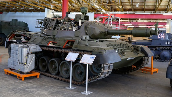 Ein Kampfpanzer der Bundeswehr vom Typ Leopard 1A5 ist als Schnittmodell im Deutschen Panzermuseum Munster zu sehen. © Philipp Schulze/dpa 