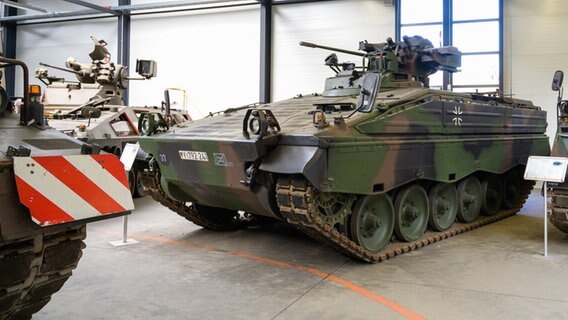 Ein Schützenpanzer der Bundeswehr vom Typ Marder, steht im Deutschen Panzermuseum Munster. © Philipp Schulze/dpa 
