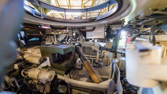 Blick in den Turm eines Kampfpanzers der Bundeswehr vom Typ Leopard 1A5 der als Schnittmodell im Deutschen Panzermuseum Munster steht. © Philipp Schulze/dpa 