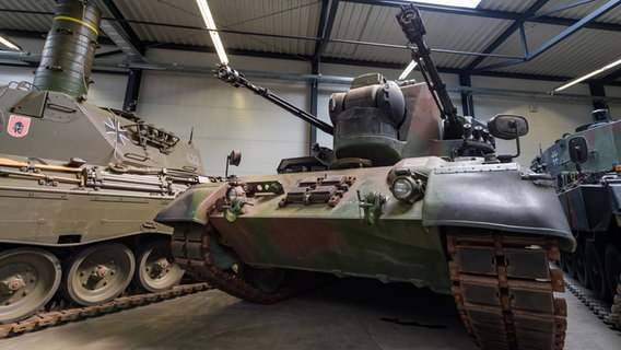 Ein Flugabwehrkanonenpanzer der Bundeswehr vom Typ Gepard steht im Deutschen Panzermuseum Munster. © dpa Foto: Philipp Schulze