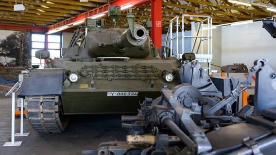 Ein Kampfpanzer der Bundeswehr vom Typ Leopard 1A5 ist als Schnittmodell im Deutschen Panzermuseum Munster zu sehen. © Philipp Schulze/dpa 