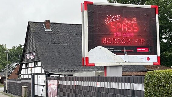 Ein Plakat mit dem Text "Dein Spaß ist mein Horrortrip" in Buxtehude. © Hansestadt Buxtehude 