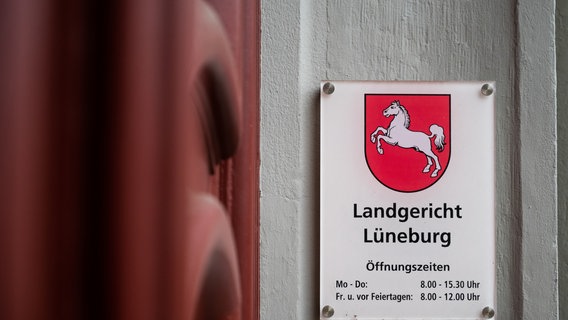 Ein Schild mit der Aufschrift "Landgericht Lüneburg", am Haupteingang des Landgerichtes  in Lüneburg. © picture alliance/dpa | Philipp Schulze Foto: Philipp Schulze