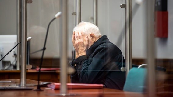 Ein Rentner sitzt mit in die Hände gelegtem Kopf in einem Gerichtssaal. © picture alliance/dpa Foto: Sina Schuldt