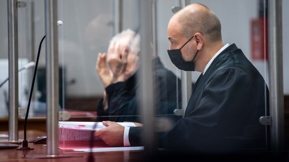 Ein Rentner sitzt in einem Rollstuhl in einem Gerichtssaal und berät sich mit seinem Anwalt. © picture alliance/dpa | Sina Schuldt Foto: Sina Schuldt