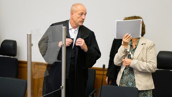 Lüneburg: Eine Angeklagte (r) steht mit Handschellen im Saal vom Landgericht neben ihrem Verteidiger, Norbert Lösing. © picture alliance/dpa Foto: Philipp Schulze